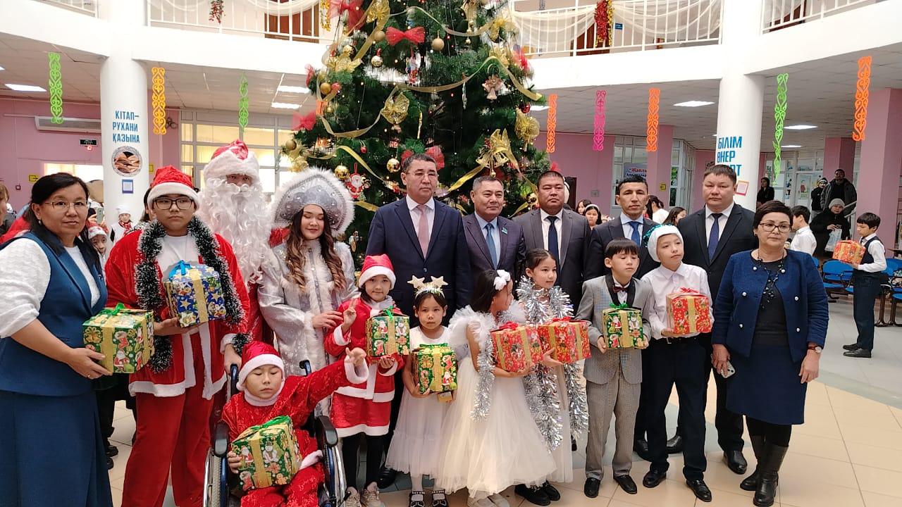 Аудан әкімі шыршасы тәттілер табыстау сәті